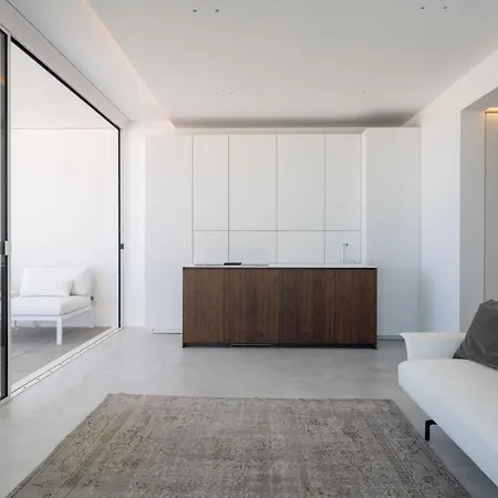 Shore Apartment *